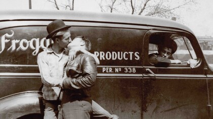 Fotografia, circa 1940, 118 × 84 mm, provenienza: USA, pp. 130-131, courtesy of the Nini-Treadwell Inc. © 2025 “Loving II" by 5 Continents Editions