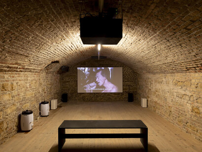 Carlos Amorales, Face and mask, ausstellungsansicht. Mit freundlicher genehmigung der Galerie Krinzinger