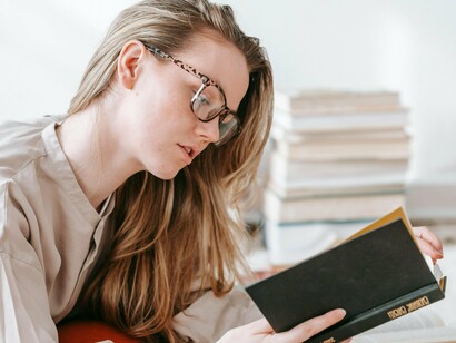 Ao contrário de alguns efeitos da tecnologia, o hábito de ler pode ser retomado. E ele é transformador. Dedicar-se à leitura regular , mesmo que 20 a 30 minutos por dia, cria forças como concentração, pensamento crítico, empatia. E ainda: pode agir como contraponto à hegemonia das telas



