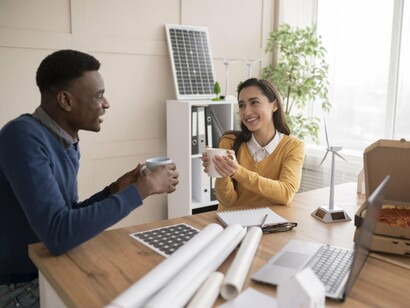 O desafio que se impõe a nós é a construção de uma economia circular: projetar painéis fáceis de desmontar, criar sistemas para coletar os equipamentos antigos e reintroduzir os materiais recuperados na cadeia produtiva. É um sistema que precisa ser pensado e implementado de forma coletiva, envolvendo indústria, governo e sociedade para garantir um ciclo de vida verdadeiramente sustentável