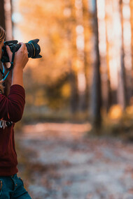 As fotos de Katerina Plotnikova capturam o encontro entre a fragilidade humana e a grandiosidade da natureza com animais reais protagonizando cenas surreais