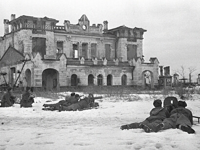 Mitraglieri sovietici che sparano contro il nemico vicino alla vecchia stazione ferroviaria di Detskoe Selo a Pushkin, nei pressi di Leningrado, 21 gennaio 1944