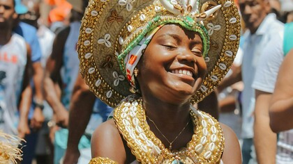Criança baiana aproveita o carnaval de rua em Salvador. O Guinness World Records consagrou o Carnaval de Salvador como o maior carnaval de rua com trio elétrico do mundo