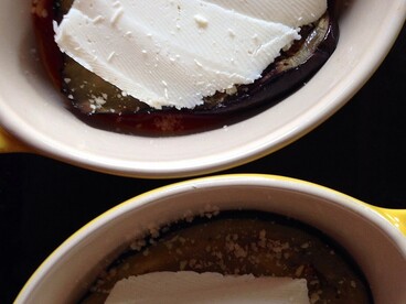 La Sicilia la rivendica come propria, richiamando l’etimologia di parmiciana (le listelle delle persiane) e l’uso abbondante di melanzane fritte e basilico