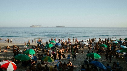 Praia cheia no Rio de Janeiro. Nessa nuvem de prazeres, o sol me chama, a praia clama, lembro da semana passada. Já saindo da praia recebo chamada ao vivo pelo WhatsApp