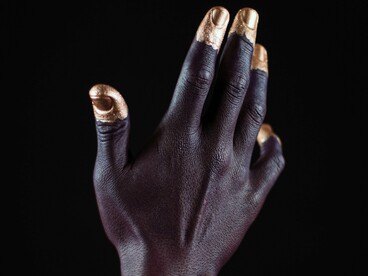 Essa tónica dá alma ao disco e traz outra atmosfera à música moçambicana. O primeiro cenário, imaginado, é o de perdas, de lágrimas, de dor