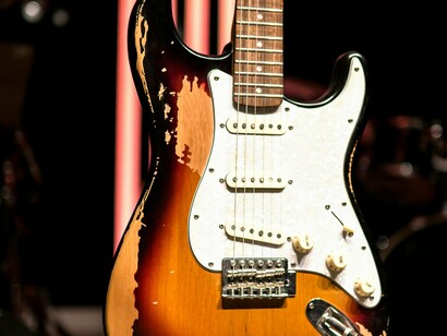 Guitarra desgastada. A melodia no rock'n' roll é frequentemente marcada por um ritmo vibrante e intenso, projetando uma gama de emoções que vai da alegria e excitação à angústia e frustração. Essa intensidade emocional permite uma conexão visceral com o público, criando uma experiência musical que é tanto física quanto emocional. Bandas como The Rolling Stones e Led Zeppelin são conhecidas por suas melodias eletrizantes que cativam e envolvem os ouvintes