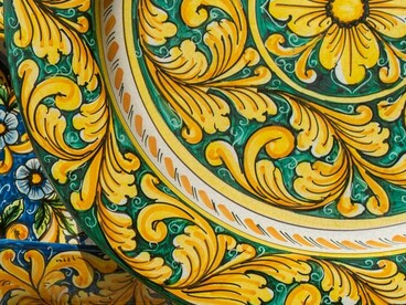 Le botteghe artigiane di Vietri sul Mare attirano visitatori da tutto il mondo, desiderosi di acquistare pezzi autentici e di osservare i maestri al lavoro