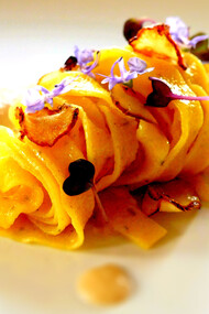 Tagliatelle vegan di farina grano duro e santoreggia condite con topinambur e salsa di pane