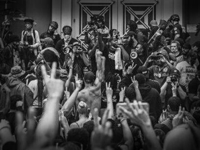 Manifestação popular por paz.  E a minha caranga de última geração vale mais do que você cruzando a sua maldita faixa de pedestre… É isso mesmo: pelos mais banais motivos, ou pelos mais importantes, os humanos estão há séculos sempre dando um jeito de destruir tudo aquilo que dá vida — o Ser