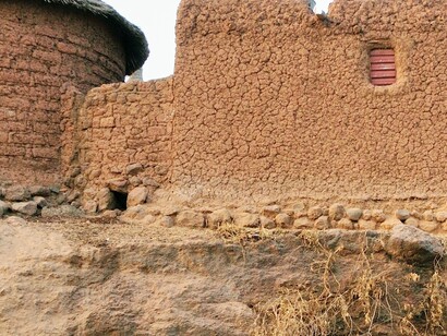 Il valore del suo contributo sta nella capacità di dare struttura a ciò che già c’è, senza sovrapporsi ad esso. Villaggio nei pressi di Monte Tenakourou, Burkina Faso