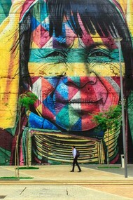 O conceito de Antropoceno — proposto para designar um período marcado pelos impactos significativos da ação humana sobre os sistemas terrestres — tem sido um importante campo de diálogo para artistas originários. Povos indígenas em suas cosmopolíticas apontam que os desequilíbrios ambientais têm origens profundamente ligadas à colonização e à lógica extrativista que a acompanhou. É a partir desse entendimento que diversos artistas indígenas brasileiros têm ganhado visibilidade em instituições nacionais e internacionais, propondo críticas ao sistema colonial e oferecendo visões alternativas baseadas em epistemologias ancestrais