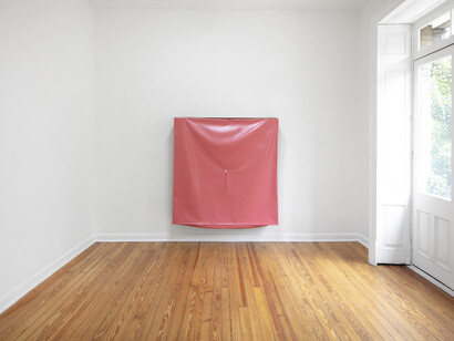 Ángela de la Cruz, Bulto, exhibition view. Courtesy of Travesía Cuatro