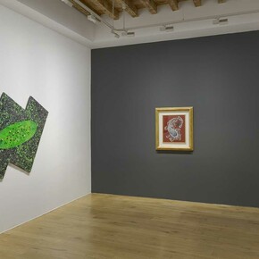 Lucio Fontana e Alteronce Gumby, A material dance, veduta della mostra. Cortesia della Galleria Secci