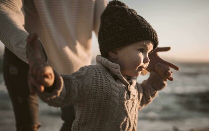 Com exatos 1 ano e 4 meses, Guilherme enfrenta agora o desafio da posição vertical. A troca do engatinhar pelo caminhar. Sem dúvida, a movimentação autônoma, inaugurada com o engatinhar, já foi uma grande evolução para quem sequer se deslocava por meios próprios. Mas arrastar-se pelo chão, com os olhos para baixo, em velocidade muito lenta e ainda ocupando as duas mãos, não se compara ao andar de pé, altivo e libertador
