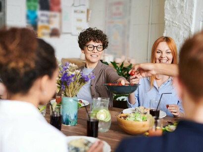 Amigos almoçam juntos. Com a idade, aprende-se a dar importância a outros pormenores. Acordar sem dores nas costas, pagar as contas sem tropeçar em dívidas, ter vizinhos sossegados que não arrastem móveis pela madrugada, saborear um café em paz numa manhã de sol a espreitar por entre os estendais. Há um prazer silencioso nas pequenas rotinas, uma espécie de segredo cúmplice com o tempo que se instala nos gestos repetidos, na previsão dos ruídos, no acerto das manias