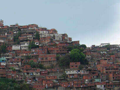 Planificar el futuro junto con las víctimas del subdesarrollo, dando esperanza a los desesperados y contribuyendo a la adquisición gradual de (contra)poder por parte de los impotentes, trabajando con ellos con este fin.  Los tugurios de Petare en Caracas, Venezuela