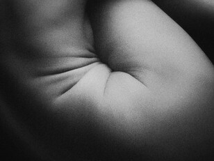 Grayscale photography of the naked human form can powerfully highlight body image issues, especially in the context of unrealistic beauty standards promoted on social media