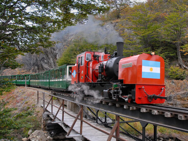 El Tren del Fin del Mundo ofrece un viaje nostálgico por los antiguos caminos que recorrieron los presos del presidio, hoy transformado en una experiencia turística encantadora. Ushuaia, Argentina