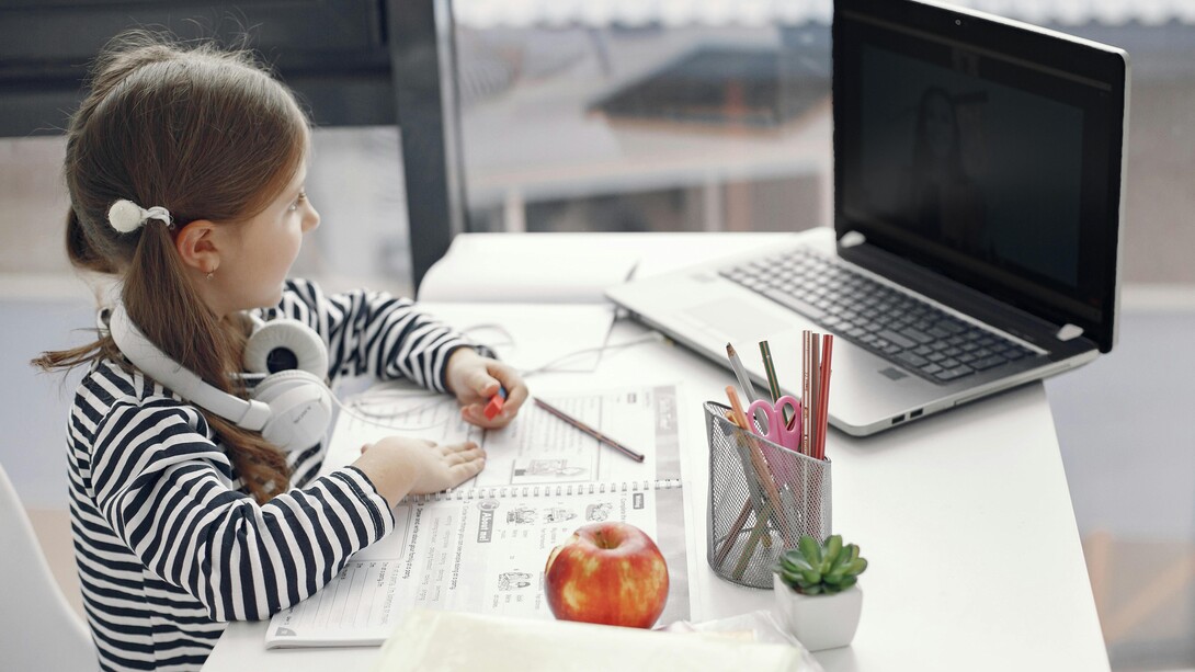 La educación del siglo XXI se encuentra atravesada por tensiones profundas entre tecnología, atención, desigualdad y sentido pedagógico