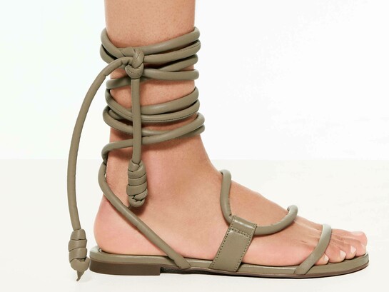 Sandalo in pelle di vitello con fondo in cuoio, lacci tubolari, color verde safari, fondo in cuoio