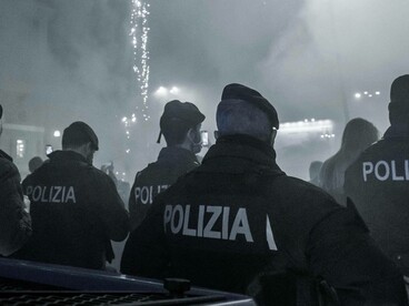 Agenti di polizia in azione durante una manifestazione, Italia