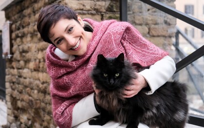Con gatto, e sciarpa fatta con le sue mani. Il soprano Angela Nisi in uno scatto a Roma © Simone Scatarzi