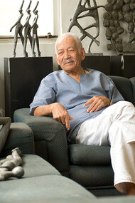 Corbiniano Lins, artista pernambucano, fundiu ciência e arte em suas obras, destacando a força feminina e o cotidiano nordestino. Sua trajetória, marcada por exposições e influências familiares, celebra o centenário com uma mostra no Recife. Foto de Eric Gomes para a Folha Pernambuco