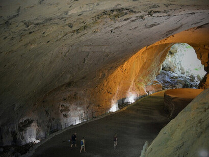 La historia de las brujas es un testimonio de cómo el miedo y la superstición pueden llevar a la persecución y la injusticia. Interior de la Cueva de Zagarramurdi, Navarra, España