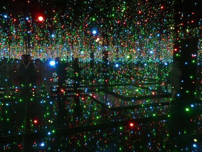 On view at Tate Modern in London, Yayoi Kusama’s Infinity Mirror Rooms blur the line between art and experience through dazzling, reflective environments