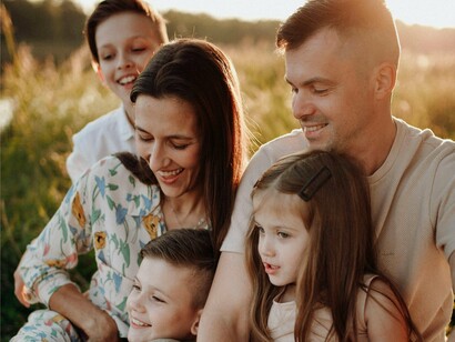 O senhor Ado era casado com a dona Ivete e tinha com ela dois filhos: Roberta e o pequeno Márcio. Certo dia, a família resolveu visitar o sítio de uma amiga do seu Ado: a dona Roma