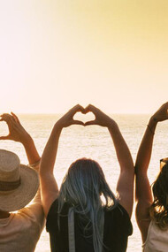 Il tempo con le amiche stimola la produzione di serotonina 