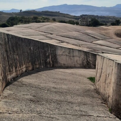 Alberto Burri, il "Grande Cretto", Gibellina, Sicilia, Italia. Con il suo candore e la sua monumentalità, il Cretto invita al silenzio e alla riflessione, diventando un simbolo universale di lutto e rinascita attraverso l’arte