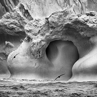 Sebastião Salgado, Gli iceberg sono pezzi di ghiacciaio che si staccano e vanno alla deriva nel mare. Tra l’Isola Bristol e l’Isola Bellingshausen, Isole Sandwich Australi, 2009. Per gentile concessione del Mart