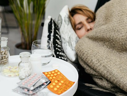 Dor neuropática é uma dor crónica causada por lesão ou disfunção no sistema nervoso central ou periférico.
Pode ocorrer após traumas, cirurgias, diabetes, herpes zóster ou em doenças como esclerose múltipla. Os pacientes descrevem sensações como queimação, choque, formigueiro ou dormência, mas os exames nem sempre revelam uma lesão visível. A dor neuropática é de difícil controlo, afecta a qualidade de vida de forma importante e, muitas vezes, o sofrimento é desacreditado por não haver uma causa “óbvia”