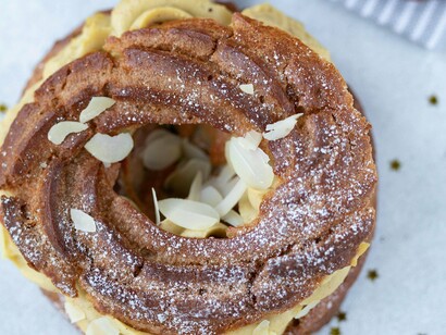 Un Paris-Brest est une pâtisserie française classique composée d'un anneau de pâte à choux fourré d'une riche crème mousseline pralinée aux noisettes