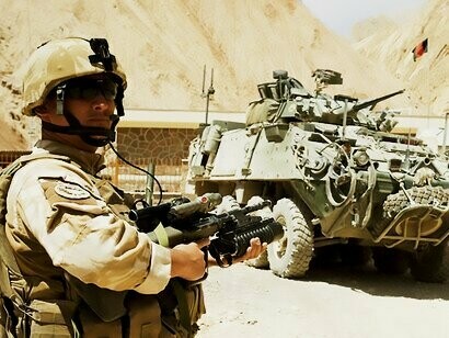 Un soldado estadounidense patrullando durante operaciones militares en Irak. Las fuerzas estadounidenses e iraquíes se entrenaron para despejar obstáculos minados y alambrados, despejar complejos de búnkeres y responder al contacto enemigo