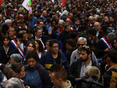 La alternativa representada por Jean-Luc Mélenchon mediante La Francia Insumisa, así como el ala izquierda del Partido Socialista, logran conquistar posiciones desde las que impedir que la mayoría relativa que apoya la actual deriva del presidente Macron —un Júpiter decapitado, sin plan alguno para renovar el proyecto europeo no logre el poder.  Septiembre 2024. El descontento vuelca a miles de manifestantes a las calles de Francia