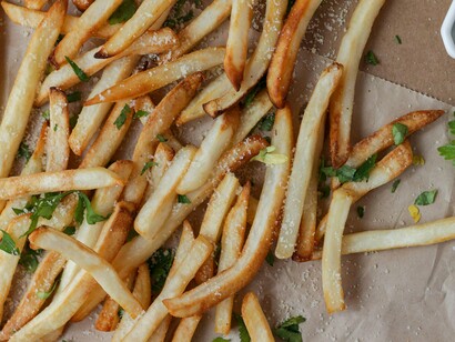 Em seguida enfiou a mão no bolso e sacou uma caixinha de remédios, dessas que contém divisões. Extraiu um comprimido de um dos compartimentos e ingeriu com o restante da caipirinha. Aproveitando o garçom, pediu outra, enquanto Jurandir ainda estava com o copo cheio