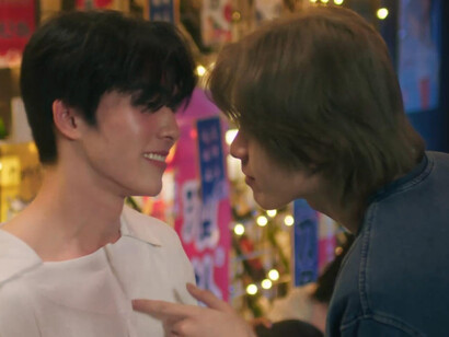 La cultura del espectáculo es retratada como un entorno superficial y exigente, donde el éxito suele implicar renunciar a la autenticidad