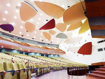 Nubes Acústicas (1953) de Alexander Calder, ubicadas en el Aula Magna de la Universidad Central de Venezuela, Caracas
