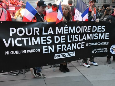 O coletivo "Patriotas da Diversidade" nas comemorações do 10º aniversário dos atentados de 13 de novembro de 2015 na França, na Place de la République, em Paris. Abri os olhos. Avistei o relógio. E vi que era ainda sexta-feira. Os ponteiros marcavam 23 horas pouco completas




