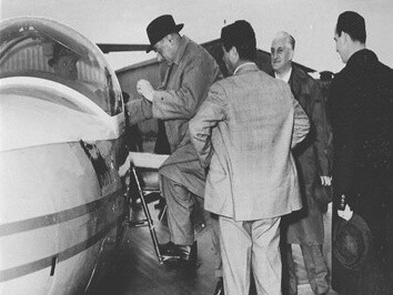 Aeroporto di Catania, ore 17.45 del 27 ottobre 1962: Graziano Verzotto accanto al pilota Irnerio Bertuzzi (di spalle) al momento della partenza di Enrico Mattei (sulla scaletta) per Linate. La foto smentisce l'alibi siracusano esibito da Verzotto in sede giudiziaria ed è l'ultima che ritrae il presidente dell'Eni vivo