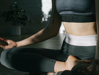 Romper esse ciclo exige coragem. Começa com pequenos intervalos, minutos diários sem música, sem notificações, sem conversas, apenas ouvindo o próprio respirar. No início, pode parecer insuportável. A mente vai gritar, vai trazer memórias, preocupações e questionamentos. Mas, se você resistir à tentação de “se anestesiar” com estímulos externos, algo mágico acontece: pouco a pouco, o silêncio deixa de ser um inimigo e se torna um aliado