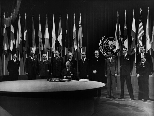 Firma de la Carta de las Naciones Unidas, 26 de junio de 1945. Inspirada en el fallido antecedente de la Liga de las Naciones, la nueva institución prometía garantizar la seguridad colectiva y el desarrollo internacional