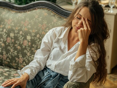 O despertador toca, mas ela já está desperta. Não porque descansou, mas porque o ruído nunca cessou. A madrugada foi cortada pelo som distante de carros, cães latindo e, dentro do apartamento, o zumbido constante da geladeira. Assim que abre os olhos, busca o celular. A tela ilumina o quarto escuro e uma enxurrada de notificações ocupa o espaço que o silêncio poderia ter. Não é apenas hábito — é necessidade. Porque quando o som cessa, a mente começa a falar, e ela não quer ouvir


