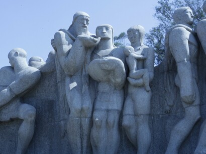 A imagem mostra que o homem que compõe a família representada no Monumento às Bandeiras é um bandeirantes, representado pelas suas longas barbas. Eles recrutaram e se aliaram a grupos indígenas que conheciam as terras, os costumes, os alimentos e os perigos, utilizando esse conhecimento para subjugar outros povos e expandir seus domínios