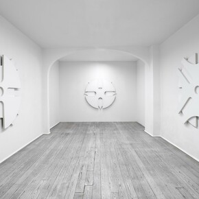 Philippe Decrauzat, Teatro anatomico, vista della mostra. Per gentile concessione della Galleria Poggiali 