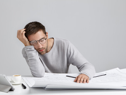 Son los curas que en la Edad Media decían que el mundo es un valle de lágrimas y que la vida buena de verdad está más allá de la muerte, aunque nadie haya vuelto nunca para contarnos exactamente cómo va el tema