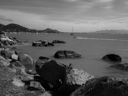 Os imigrantes de cá e os emigrantes de lá, vão para acolá usufruir e fornecer o seu conteúdo ímpar, atemporal e exclusivo, mal reconhecido e pouco respeitado, como uma cultura 'vira-latas', recalcada em breves experiências imperfeitas, de grandes leigos, na sua maioria. Nepotismo, reserva de mercado, proteção matriarcal e 'Paitrocínio' que, favorece o tal hiato, de retrocesso ou estagnação. As terras do 'já teve', que destronadas ou envergonhadas dos insucessos provocados e subsidiados, numa ignorância momentânea de duas três ou mais gerações, ficarão na história, descritas como fases de um processo




